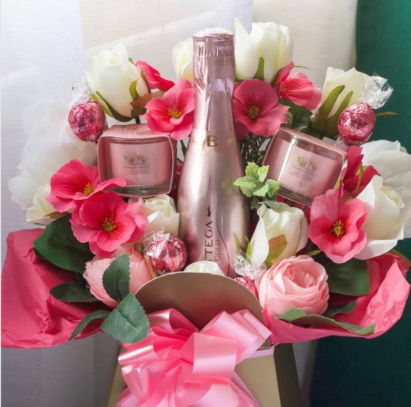 THE PINK ELEGANCE YANKEE CANDLE AND PROSECCO BOUQUET